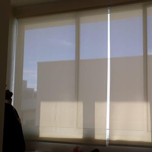 Persiana rolo tela solar 5% sacada 1,00m x 2,00m c/ bandô