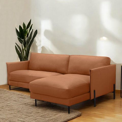 Sofá Decorativo Karine 3 Lugares Sala de Estar 230cm com Chaise Pés em Aço Couro Conhaque G88 - Gran