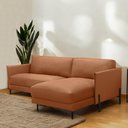 Ver imagem 1 de Sofá Decorativo Karine 3 Lugares Sala de Estar 230cm com Chaise Pés em Aço Couro Conhaque G88 - Gran