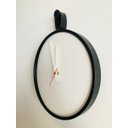 Ver imagem 1 de Relógio Short Strip Preto Alça Preta Mostrador Branco 40 cm