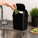 Ver imagem 3 de Lixeira Rattan 4,5 Litros com Tampa Basculante Cesto de Lixo para Banheiro Lavabo Quarto e Pia