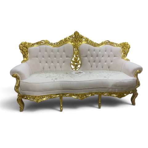 Sofá Clássico Bege com Capitonê Dourado a: 118cm L: 192cm P: 68cm