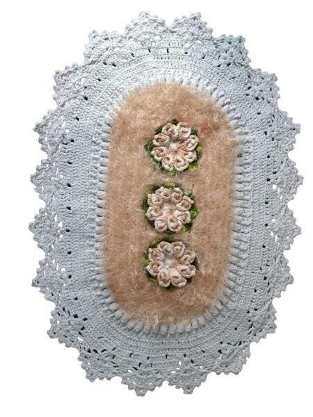 Tapete Luxo de Crochê Branco e Marrom com Flor Artesanal - 1