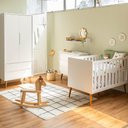 Ver imagem 1 de Kit Quarto Theo com Pés Retrô Mel - Berço + Cômoda 3 Gavetas + Guarda-roupa 2 Portas - Branco Abra C