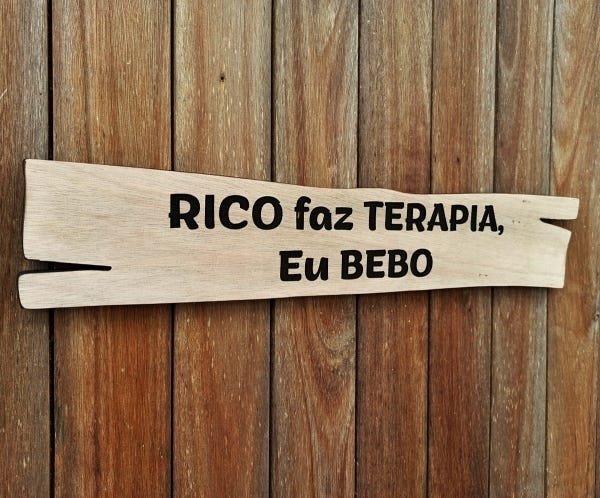 Placa Churrasqueira Rico Faz Terapia Eu Bebo 60x11 - 2