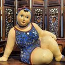 Ver imagem 7 de Escultura Banhista Resina Sentada Maiô Mosaico Touca Azul