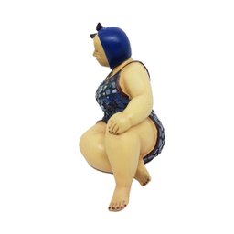 Escultura Banhista Resina Sentada Maiô Mosaico Touca Azul - 2