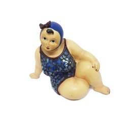Escultura Banhista Resina Sentada Maiô Mosaico Touca Azul - 5