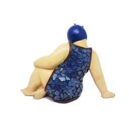 Escultura Banhista Resina Sentada Maiô Mosaico Touca Azul - 3