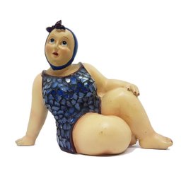 Escultura Banhista Resina Sentada Maiô Mosaico Touca Azul - 4
