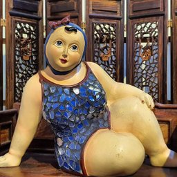 Escultura Banhista Resina Sentada Maiô Mosaico Touca Azul - 7