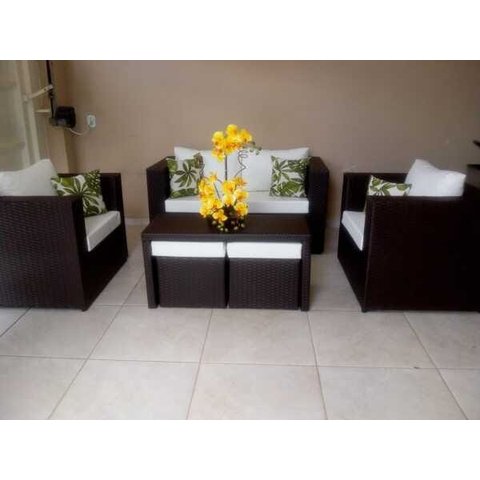 Conjunto de Sofá de 4 Lugares em Fibra Sintética + Mesa com Puff