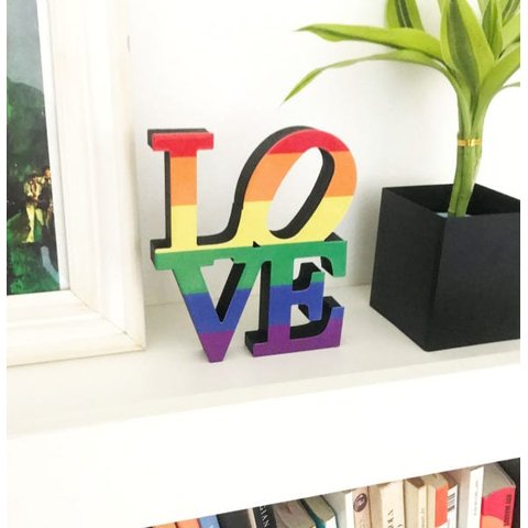 Escultura de Mesa Love Wins