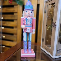 Jogo 2 Bonecos Quebra Nozes Decorado Madeira Candy Verde e Rosa Color 30cm Boca Articulada - Master  - 3