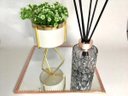 Ver imagem 3 de Cachepot G em Resina Brancagold com Suporte Metal Gold e Planta Decor