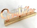 Ver imagem 2 de Enfeite Decorativo G Gratidão Metal Rosé com Base em Madeira 26,5x10x4cm