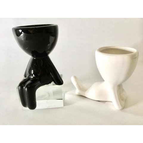 Vaso Cerâmica Preta Estilo Sentado e Vaso Cerâmica Branco Estilo Deitado com Planta Decor
