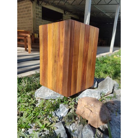 banco quadrado ripado