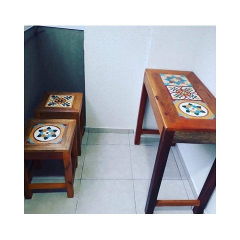Jogo Bistrô Banqueta 32x32x45cm Madeira e Mesa 80x40x80cm Balcão Ladrilho Vintage