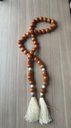 Ver imagem 2 de Colar de Mesa Decorativo Madeira Médio 130cm Rústico com Tassel e Argolas Marron