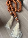 Ver imagem 3 de Colar de Mesa Decorativo Madeira Médio 130cm Rústico com Tassel e Argolas Marron