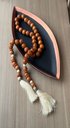 Ver imagem 4 de Colar de Mesa Decorativo Madeira Médio 130cm Rústico com Tassel e Argolas Marron