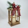 Lanterna Decorativa Natal Laço Xadrez Madeira Vela Led 46cm - 3