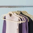 Ver imagem 6 de Kit 50 Cabide Veludo Slim Ultra Fino 45cm Não Escorrega Bege com Prata