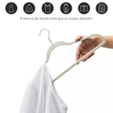 Ver imagem 5 de Kit 50 Cabide Veludo Slim Ultra Fino 45cm Não Escorrega Bege com Prata