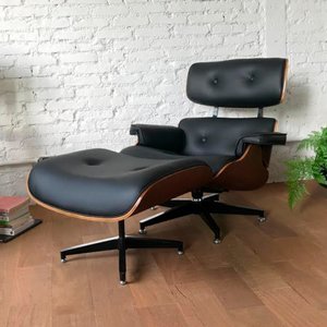Poltrona Charles Eames Couro Sintético com Puff Preto