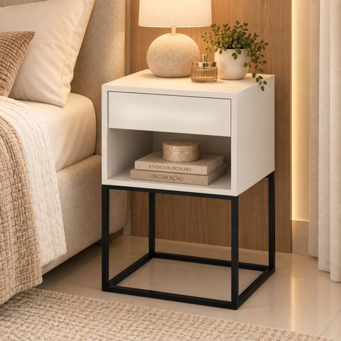 Mesa de Cabeceira Industrial Pé Aço Gaveta Corrediça Telescópica 1 Nicho Off White/Preto Lh Móveis