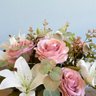 Arranjo de Flores Artificiais de Rosas e Lírios no Vaso de Vidro Preto - 8