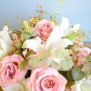 Ver imagem 4 de Arranjo de Flores Artificiais de Rosas e Lírios no Vaso de Vidro Preto