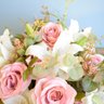 Arranjo de Flores Artificiais de Rosas e Lírios no Vaso de Vidro Preto - 4