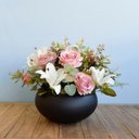 Ver imagem 3 de Arranjo de Flores Artificiais de Rosas e Lírios no Vaso de Vidro Preto