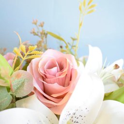 Arranjo de Flores Artificiais de Rosas e Lírios no Vaso de Vidro Preto - 5