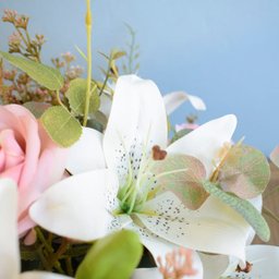 Arranjo de Flores Artificiais de Rosas e Lírios no Vaso de Vidro Preto - 7