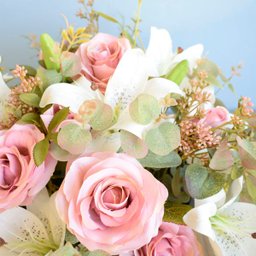 Arranjo de Flores Artificiais de Rosas e Lírios no Vaso de Vidro Preto - 2