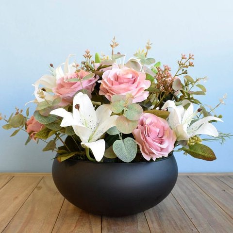 Arranjo de Flores Artificiais de Rosas e Lírios no Vaso de Vidro Preto