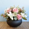 Arranjo de Flores Artificiais de Rosas e Lírios no Vaso de Vidro Preto - 1