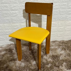 Cadeira Infantil de Madeira com Estofado:amarelo