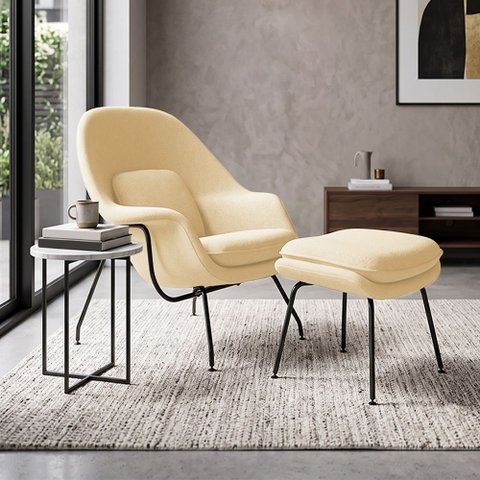 Poltrona Womb Chair com Puff Bouclê Base Preta Linha Premium Leitura Descanso Sala Moderna - Areia