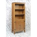 Ver imagem 2 de Estante de Madeira Maciça 2 Portas - Amêndoa - Verniz