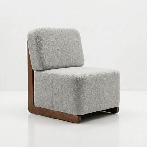 Poltrona Decorativa Orgânica Celine Bouclé Base Madeira Maciça Luxo Sala Recepção Quarto Cinsultório