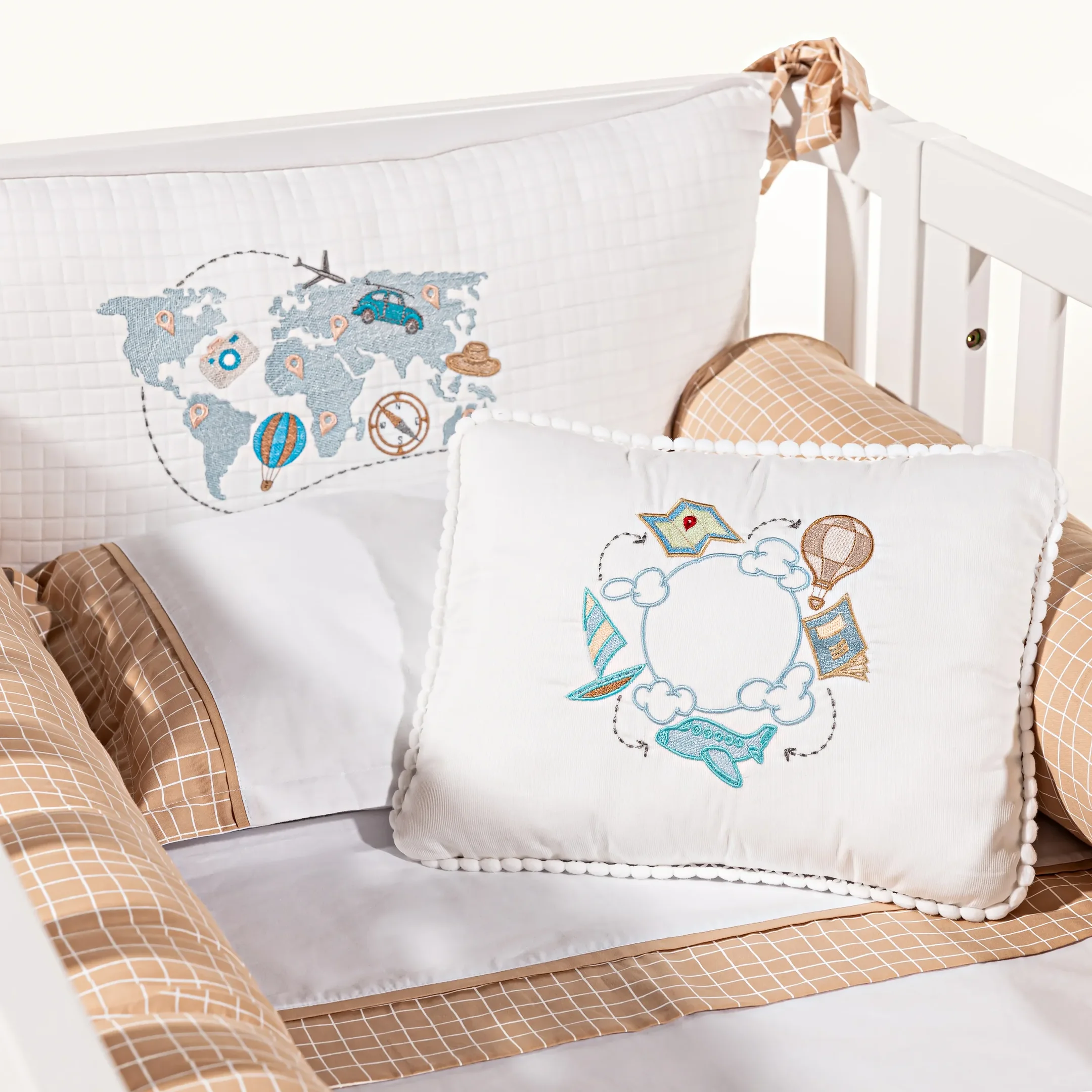 Ver imagem 1 de Kit de Berço Volta Ao Mundo Bordado | 3 Peças | Percal 230 Fios Antialérgico | Berço Americano