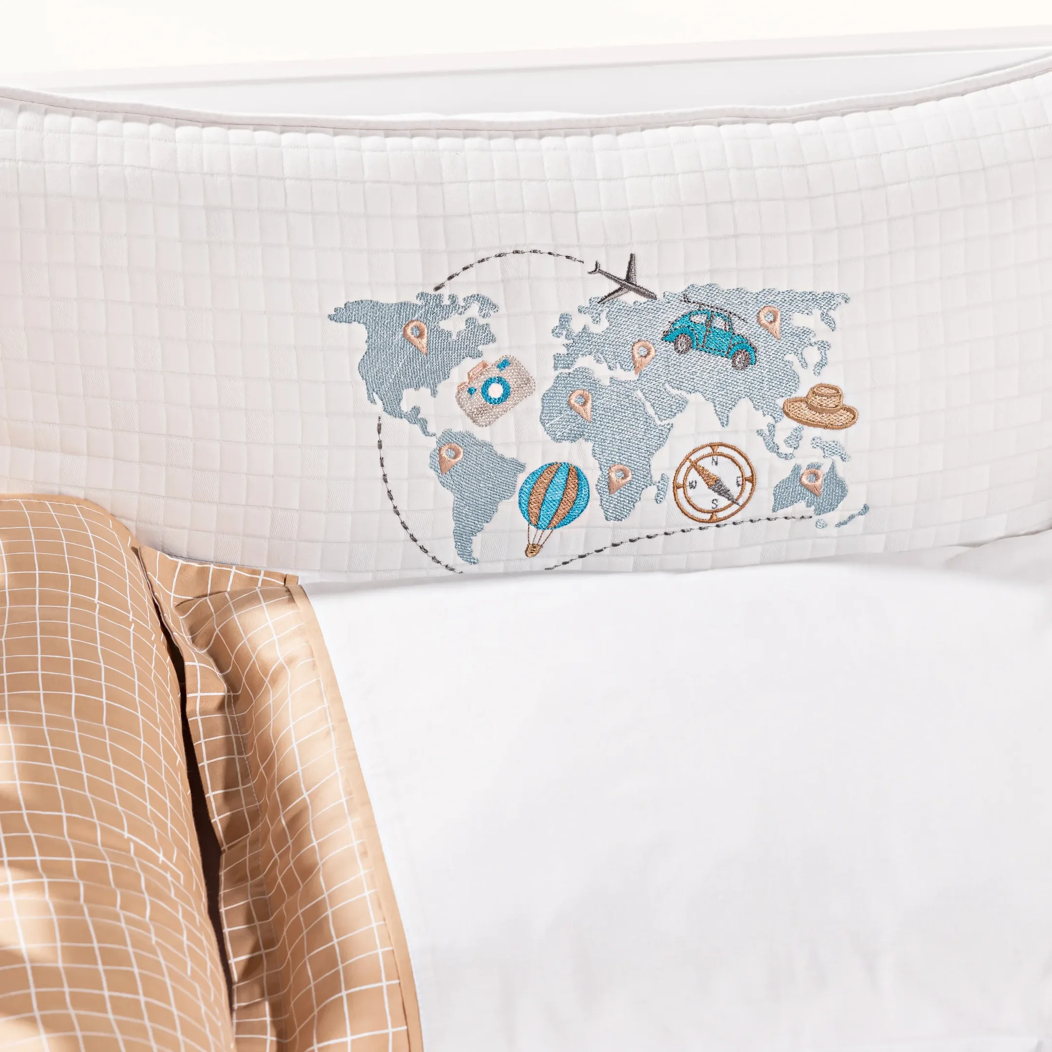 Ver imagem 2 de Kit de Berço Volta Ao Mundo Bordado | 3 Peças | Percal 230 Fios Antialérgico | Berço Americano