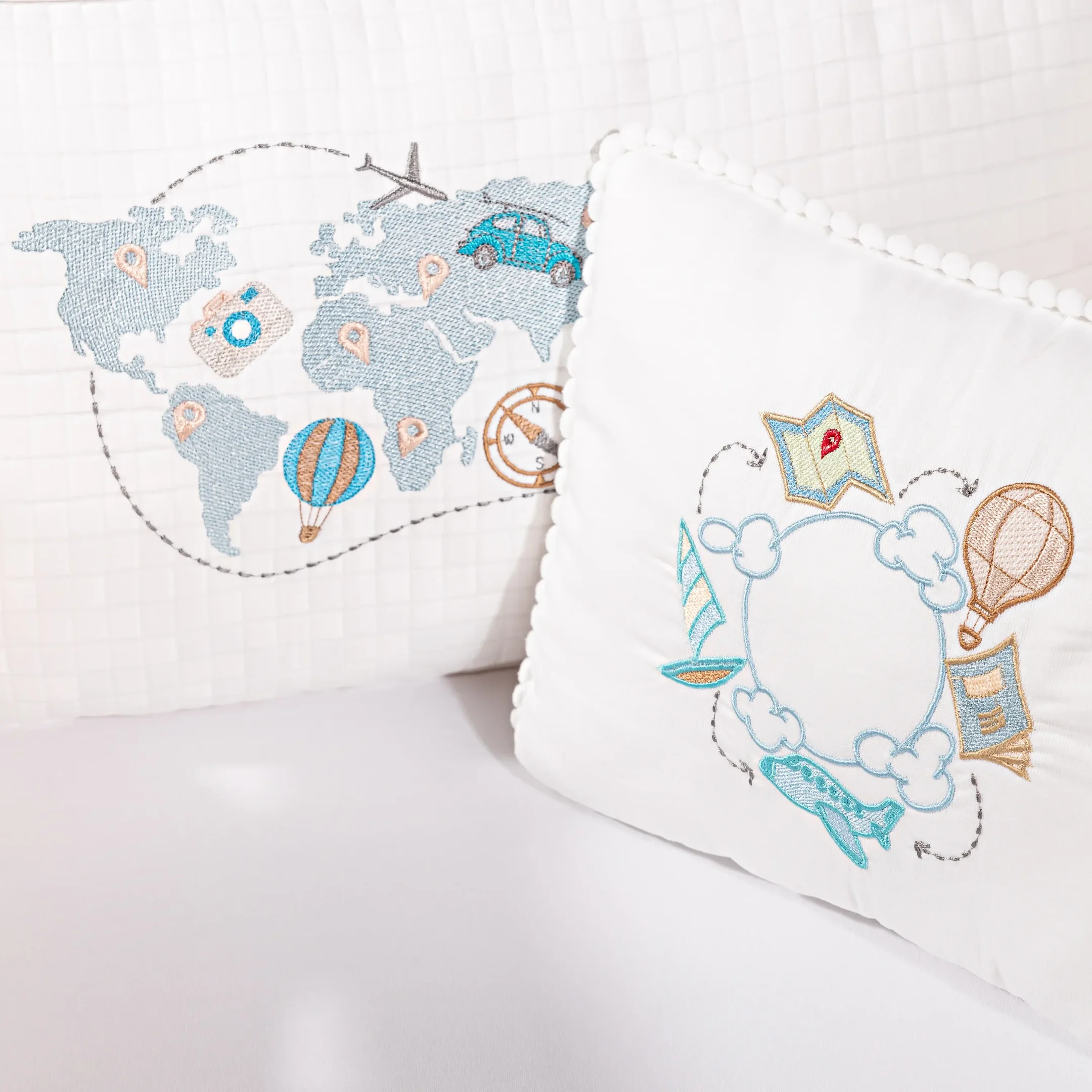 Ver imagem 3 de Kit de Berço Volta Ao Mundo Bordado | 3 Peças | Percal 230 Fios Antialérgico | Berço Americano