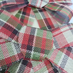 Kit 6 Laços Xadrez Bege com Vermelho e Verde Natal Modelo Rígido 16cm - Magizi - 3