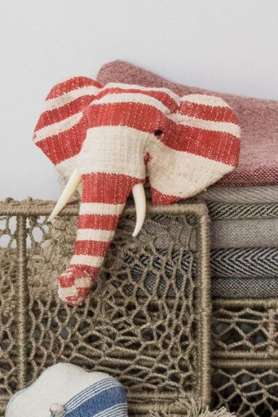 ENFEITE FERRO E TECIDO RECICLADO ELEPHANT - BRANCO E VERMELHO - 1