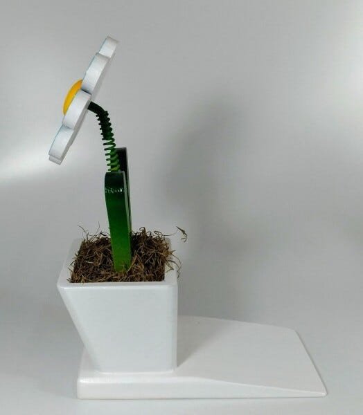 Calço Para Porta de Madeira e Vaso com Flor - 2
